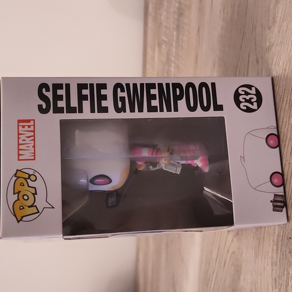 Exclusive Gwenpool Funko Pop! - Picture 3 of 6